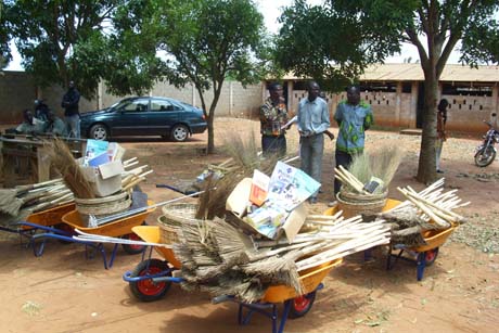 Remise de dons de matériels didactiques et d'entretien aux établissements scolaires